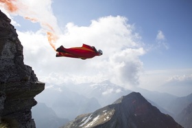 Wingsuit Cliff Klippe Abhang Risiko Mann