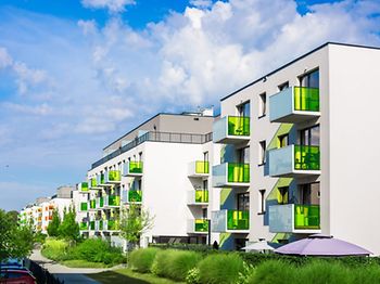 Wohnanlage Balkone modern Parkplätze Balkone
