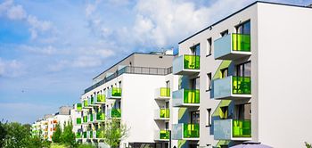 Wohnanlage Balkone modern Parkplätze Balkone