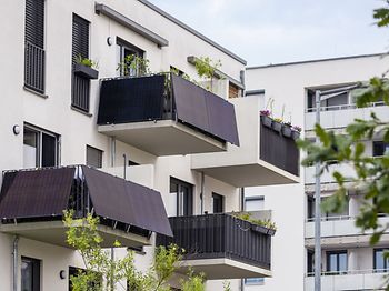 Wohnanlage Mehrfamilienhaus Photovolatik Balkonkraftwerk 