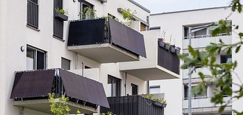 Wohnanlage Mehrfamilienhaus Photovolatik Balkonkraftwerk 