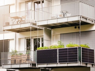 Wohnanlage Mehrfamilienhaus Balkone Balkonkraftwerk Solar