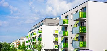 Wohnanlage Wohnungen modern Balkone bunt Himmel blau