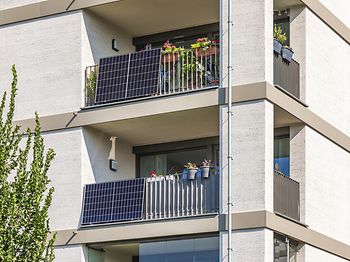 wohnanlage_mehrfamilienhaus_photovoltaik_balkon