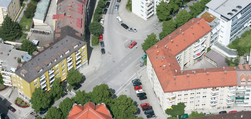 Wohnblocks und Strassenkreuzung, Muenchen, Luftaufnahme