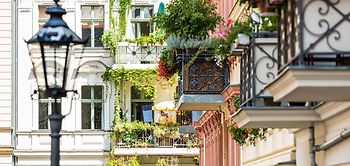 Wohnen_schöne Straße mit Altbauwohnungen und Balkon