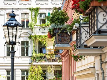 Wohnen_schöne Straße mit Altbauwohnungen und Balkon
