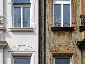 wohnfassade_altbau_saniert_unsaniert_vergleich