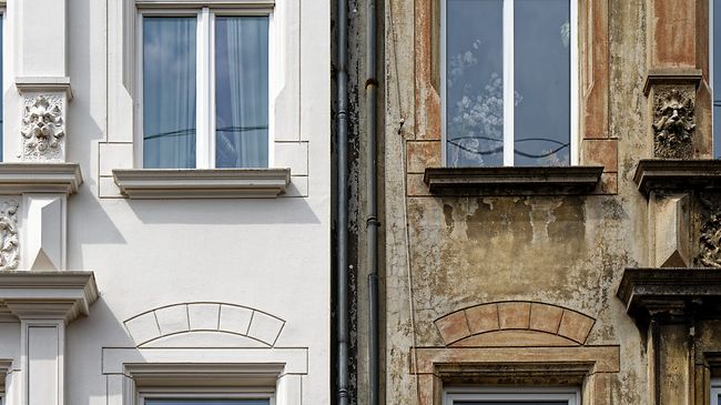 wohnfassade_altbau_saniert_unsaniert_vergleich