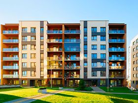 Wohngebäude Wohnanlage Rasen 