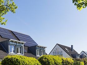 wohngebiet_einfamilienhaeuser_photovoltaik_dach
