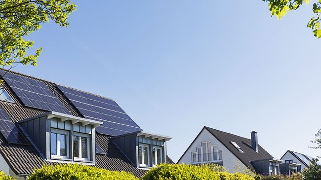 wohngebiet_einfamilienhaeuser_photovoltaik_dach