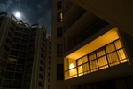 Wohnhäuser Nachts ein Apartment beleuchtet