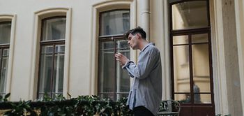 Wohnhaus Mehrfamilienhaus Mann Balkon Zigarillo