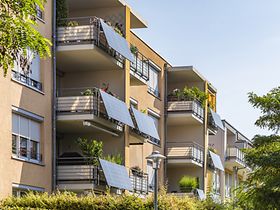 wohnquartier_mehrfamilienhaus_photovoltaik_fassade