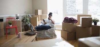 Wohnung junge Frau Studentin Umzugskartons