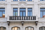 Wohnung mit Altbau-Fassade und Balkon