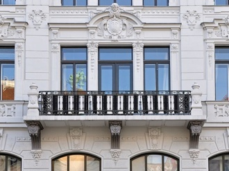 Wohnung mit Altbau-Fassade und Balkon