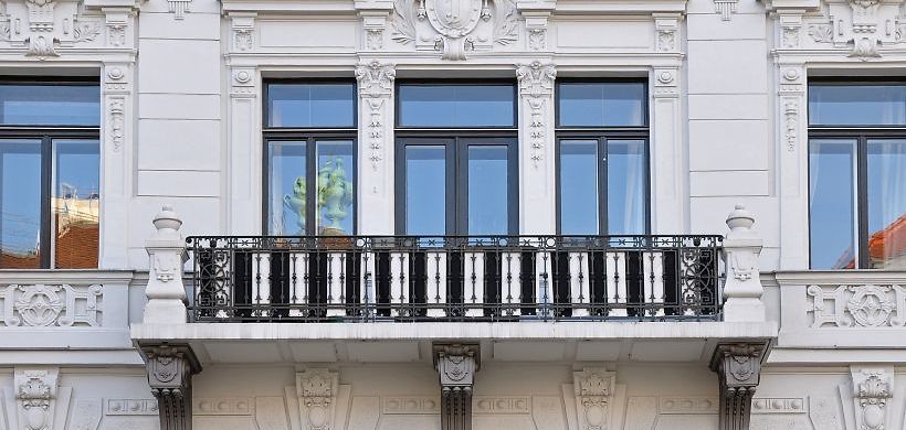 Wohnung mit Altbau-Fassade und Balkon