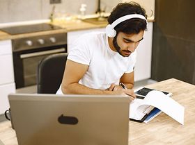 Wohnung Wohnküche Möbel Mann jung Laptop