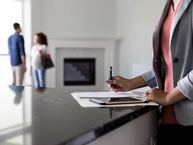 Wohnung Wohnungsbesichtigung Makler Paar