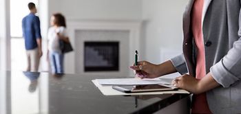 Wohnung Wohnungsbesichtigung Makler Paar