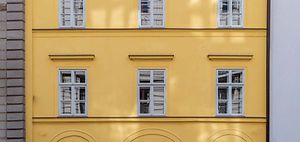 Wohnungen_Merhfamilienhaus mit gelber Fassade