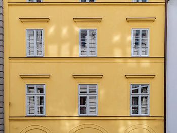 Wohnungen_Merhfamilienhaus mit gelber Fassade