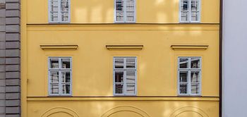 Wohnungen_Merhfamilienhaus mit gelber Fassade