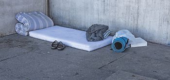 wohnungslos obdachlos Matratze Bett Straße