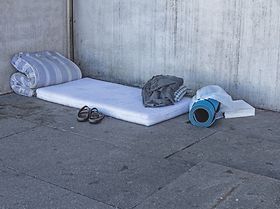 wohnungslos obdachlos Matratze Bett Straße