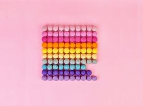 Wollknäuel Wolle Wollballen bunt Hintergrund pink