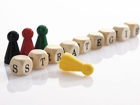 Wort Strategie aus Scrabble-Wuerfeln gebildet, Halmafiguren