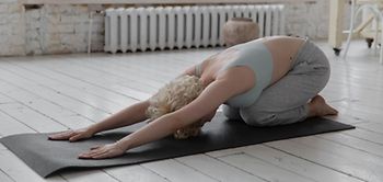 Yoga Frau Wohnzimmer Heizkörper Heizung Heizen