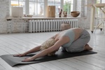 Yoga Frau Wohnzimmer Heizkörper Heizung Heizen