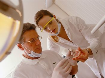 Zahnarzt mit Zahnprothese