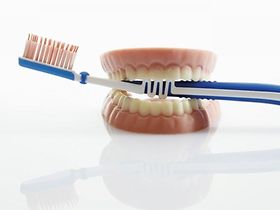 Zahnbürste steckt in Gebiss