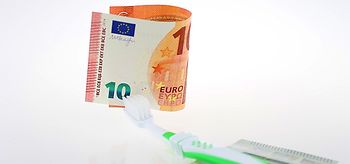 Zahnbürste und Geld