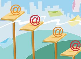 @-Zeichen auf Podesten mit schwebenden Briefumschlägen