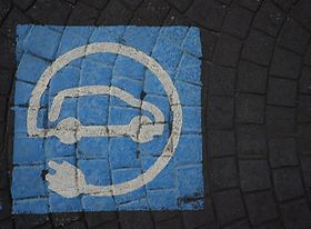 Zeichen für Elektroauto auf Pflaster