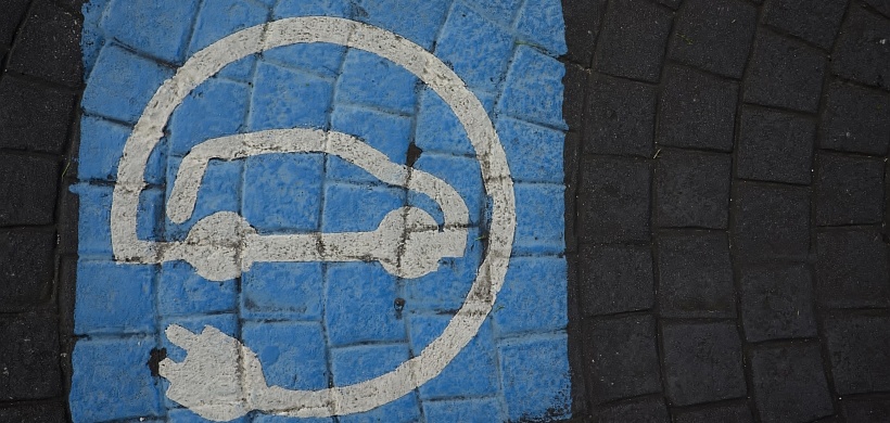 Zeichen für Elektroauto auf Pflaster