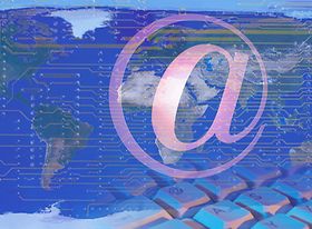 @-Zeichen Tastatur vor Weltkugel