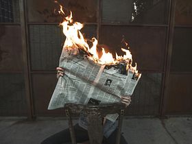 Zeitung brennt