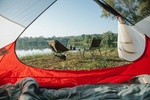 Zelt mit Campingstühlen