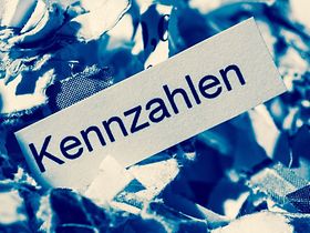 Zettel mit Aufschrift Kennzahlen in  Papierschnipseln
