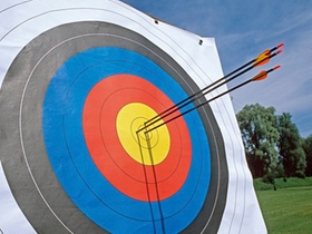 Zielscheibe mit Bogenpfeilen