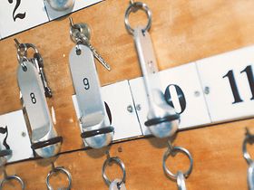 Zimmerschluessel an Schluesselbrett