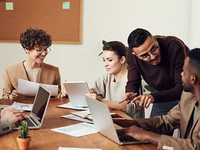 Zufriedene Mitarbeiter arbeiten im Team