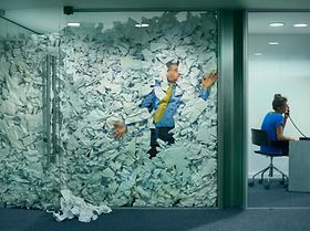 Zugemüllter Mann im Brüo