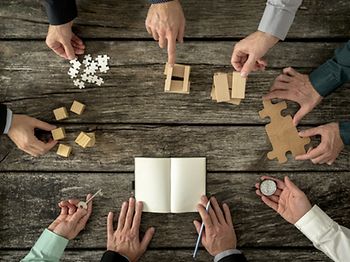 Zusammen puzzlen am Tisch